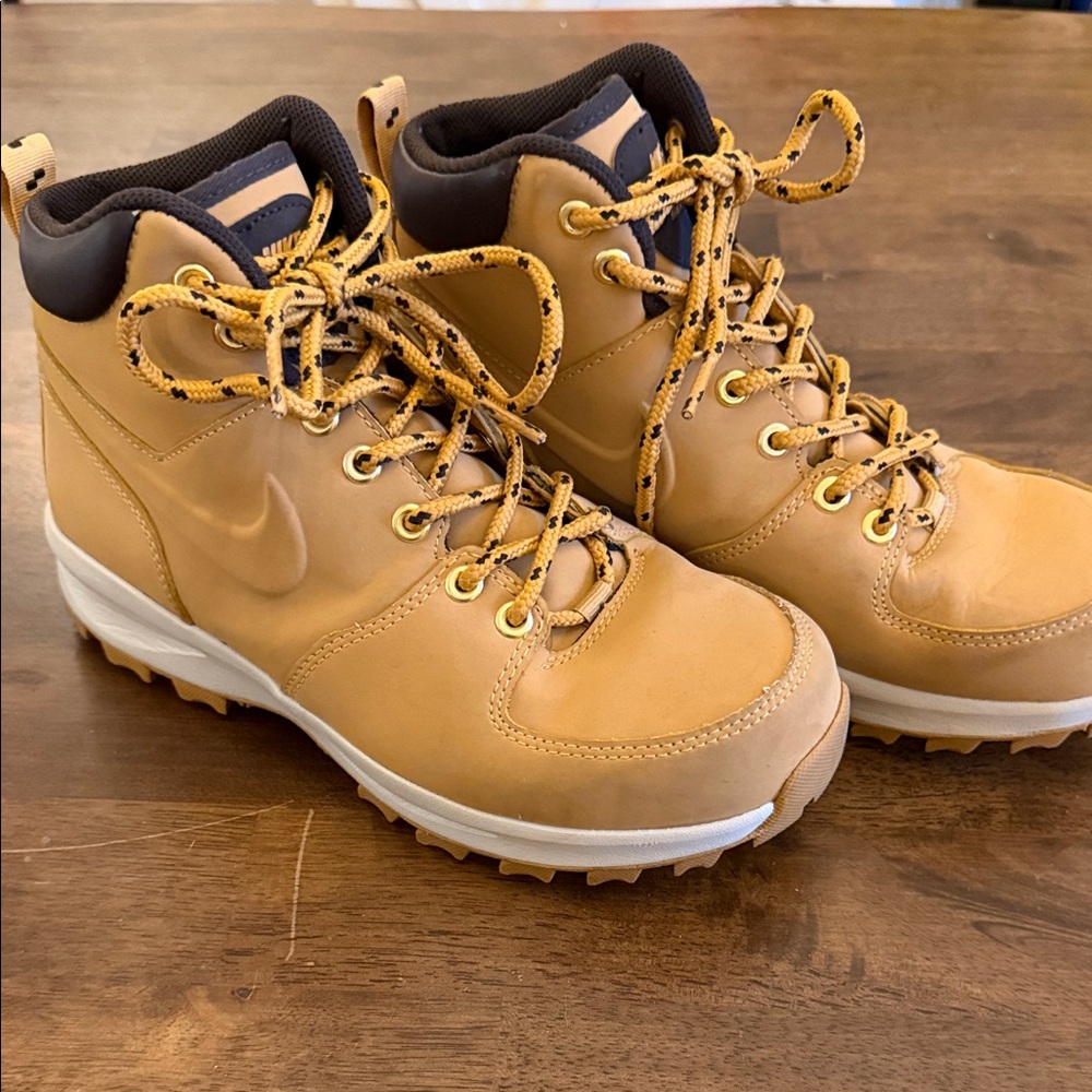 Nike Tan Outdoor Boots youth boys 6